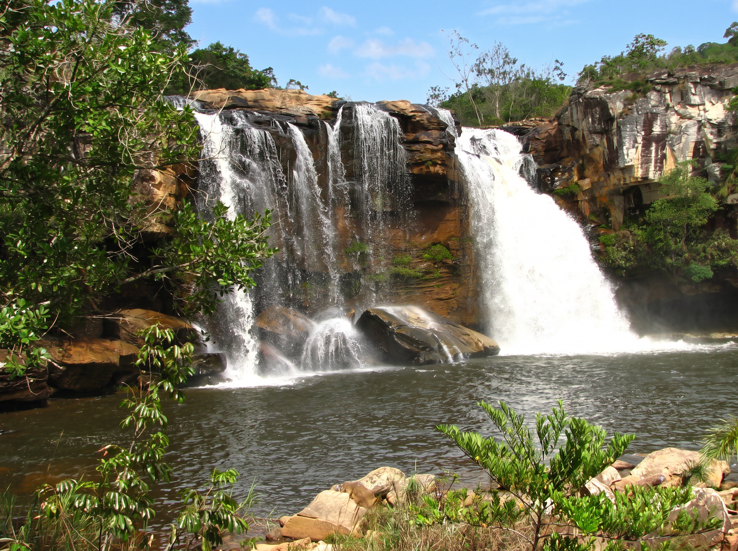 Cachoeira Três Barras com queda d'água entre paredões