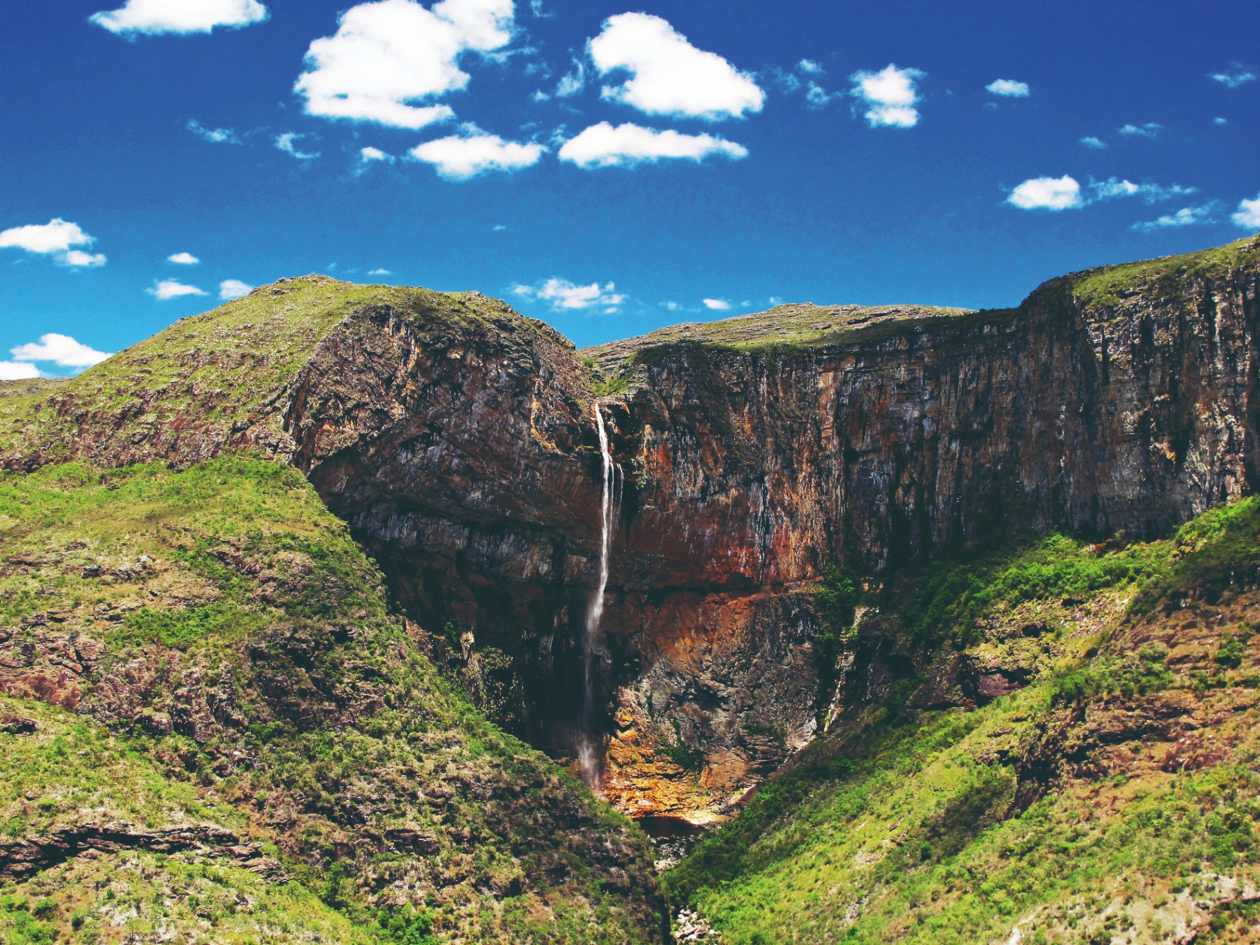 Cachoeira do Tabuleiro em queda livre